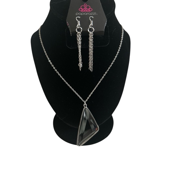 paparazzi Jewelry - Paparazzi necklace and earrings set NEW
